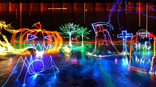 Illustration for article titled Creating the World’s Largest Light Painting